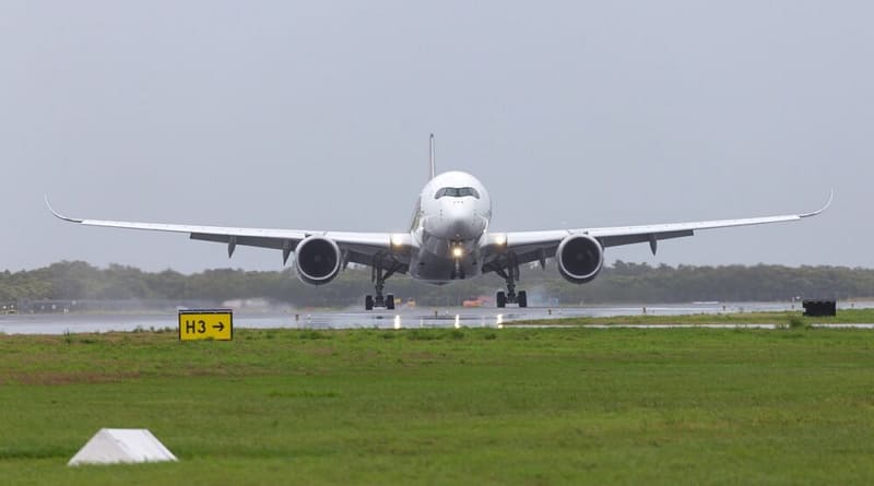 Picture of sinagapore airlines airliner landing