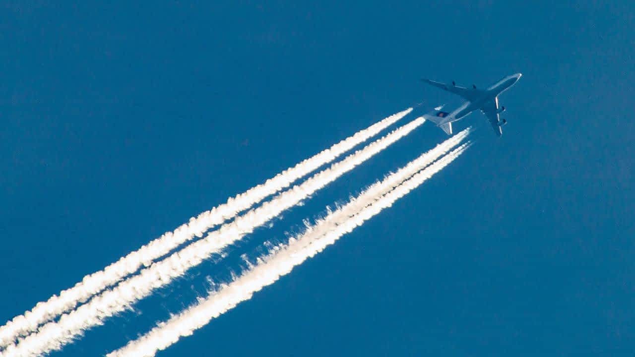 Why planes leave white trails in the air InformedAviator